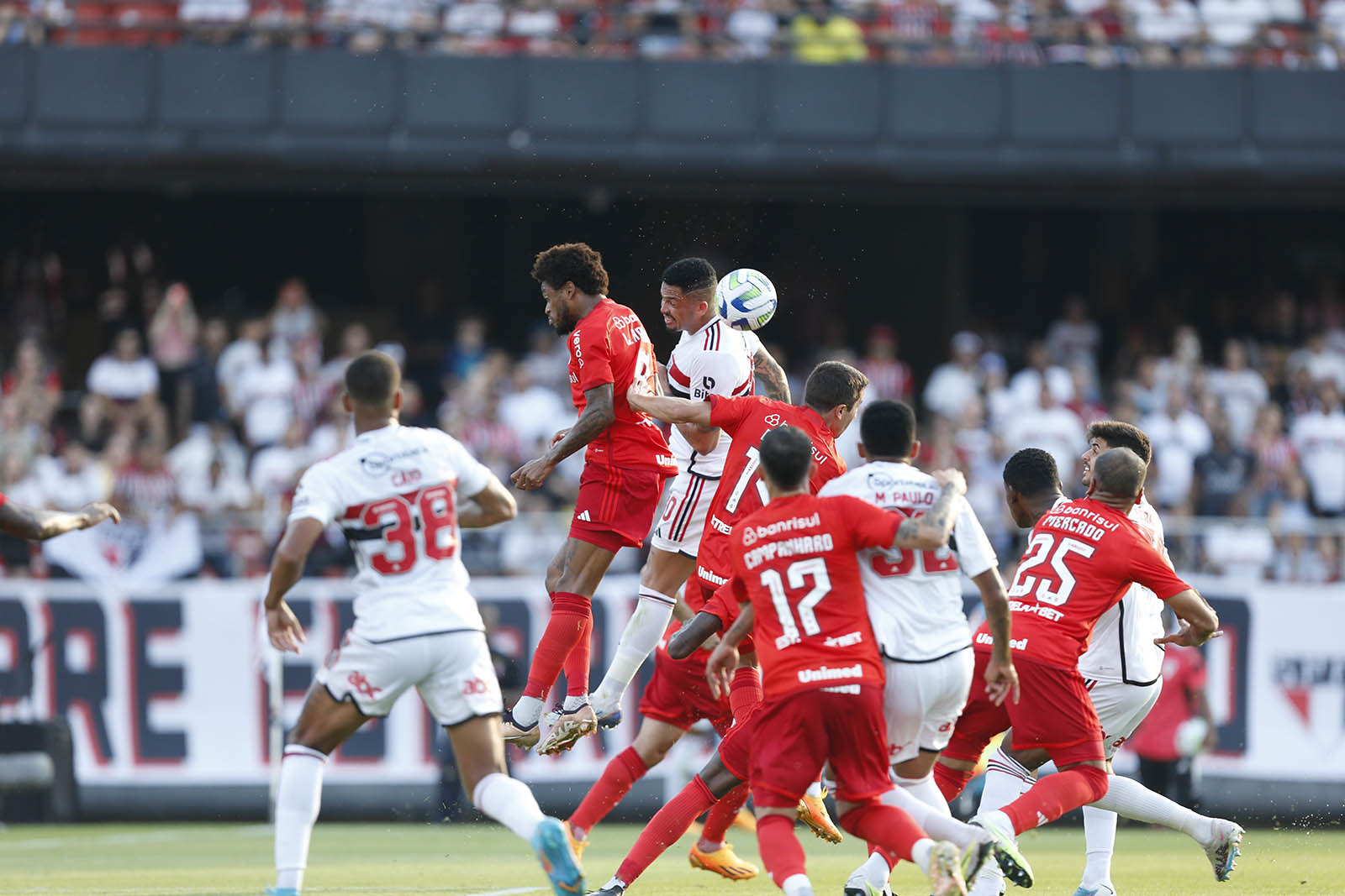 Escalações oficiais para Internacional e São Paulo