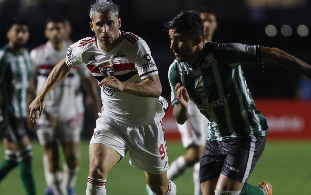 Dorival esclarece situação da lesão de Calleri