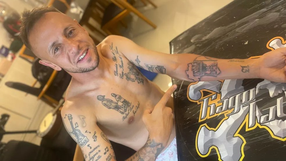 Rafinha faz tatuagem com troféu da Copa do Brasil no braço
