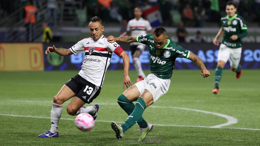 Rafinha é expulso no clássico e faz acusação a árbitro da partida