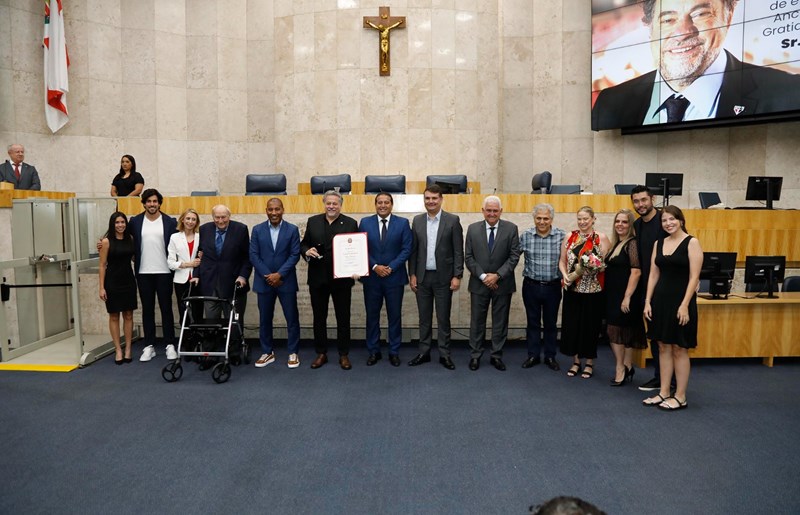 Presidente Julio Casares recebe homenagem especial