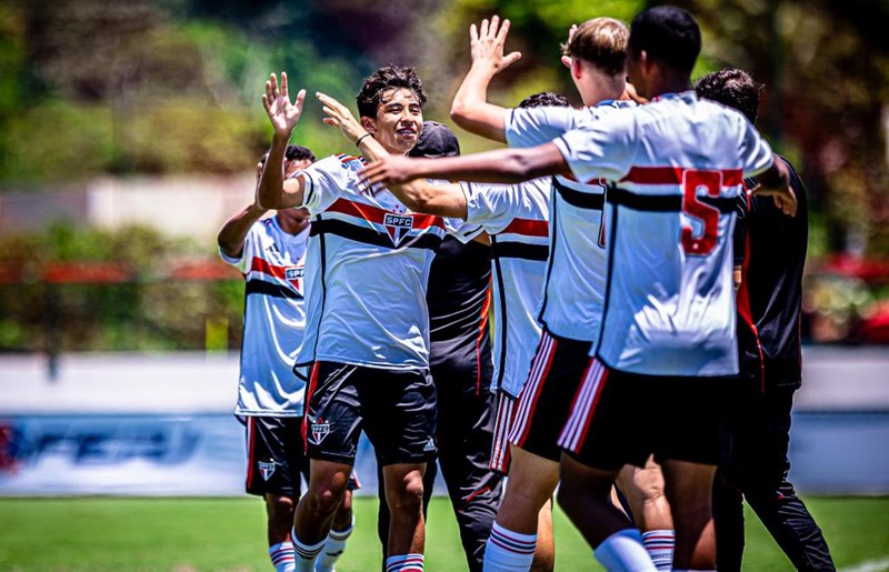 São Paulo goleia Flamengo e segue 100% na Adidas Cup
