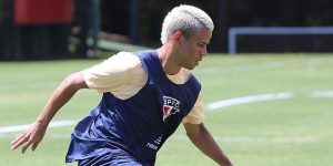 Erick faz golaço de voleio em treino do São Paulo; assista
