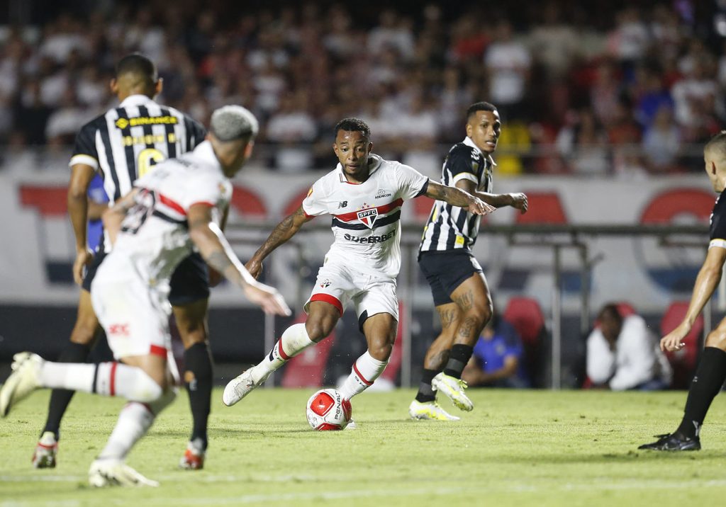 Arbitragem rouba a cena e São Paulo sofre derrota para o Santos