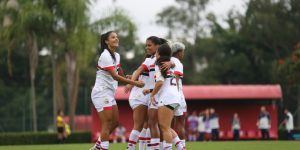 São Paulo goleia o Corinthians em estreia no Brasileirão